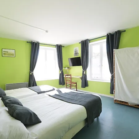 De L'omois מלון 2*