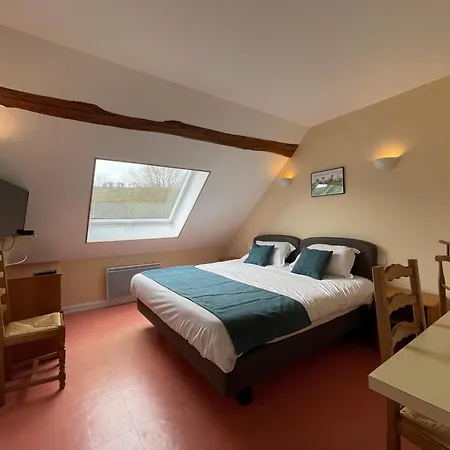 מלון De L'omois 2*