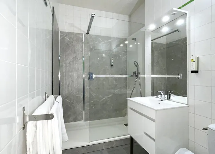 מלון De L'omois 2*