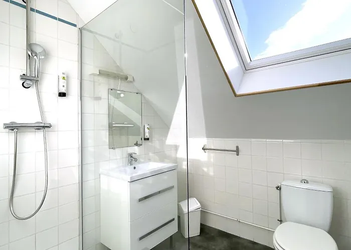 מלון De L'omois 2*