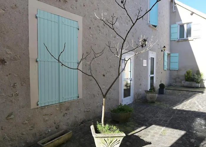 De L'omois מלון 2*